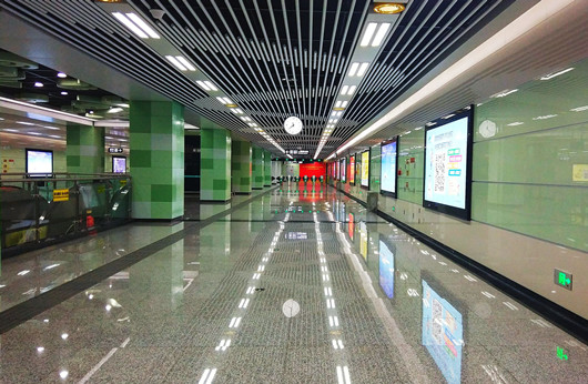 多媒体触摸广告机投放于地铁站的优势